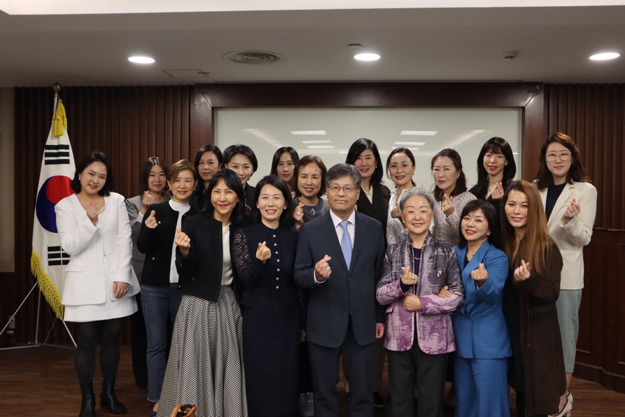 Hwang Ji-young is identified by the source caption as third from the left in the front row, at the March 19, 2025 association meeting. Her relationship to Winston Lee remains unverified.