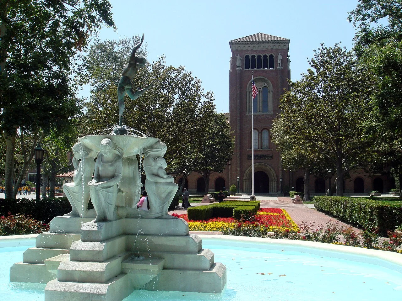 Bovard Administration Building and fountain at USC, May 27, 2007. Contextual campus view; not an incident photograph.